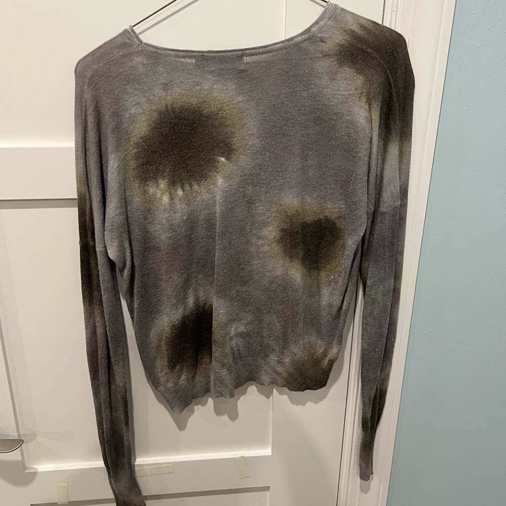 Etiquette grey and green thin sweater in size medium.